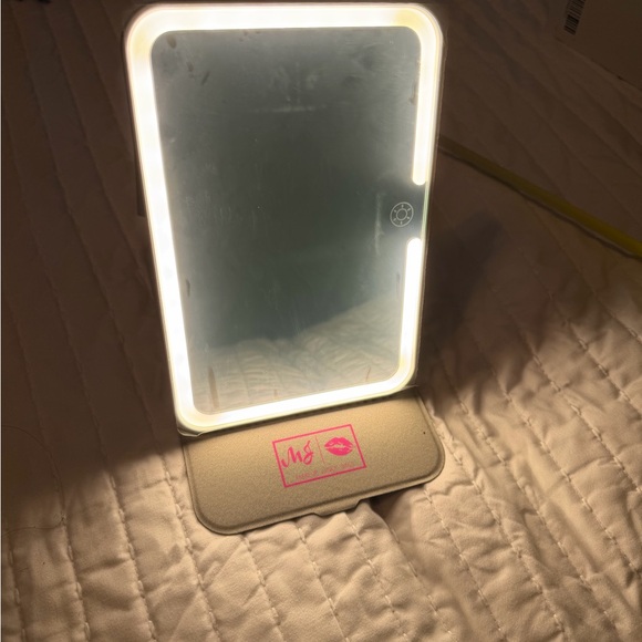 Makeup Junkie Bags MJ
Rechargeable LED Travel Mirror - Picture 6 of 15